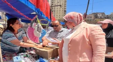 رئيس حي المتنزه أول بالإسكندرية تراقب أنشطة سوق اليوم الواحد في ميامي