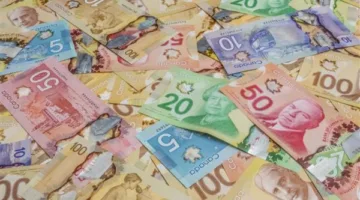 الدولار الكندي يصل إلى أعلى مستوى له في ثمانية أشهر بعد قرار البنك المركزي بتثبيت سعر الفائدة.