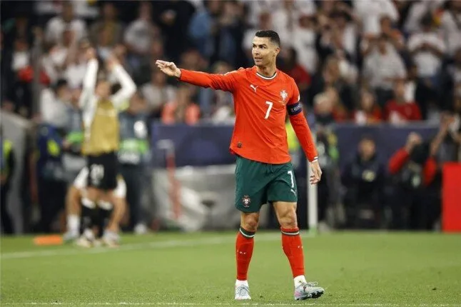 بقيادة رونالدو.. البرتغال تطيح بألمانيا بهدفين وتتأهل لنهائي دوري الأمم الأوروبية «فيديو» بقيادة رونالدو.. البرتغال تطيح بألمانيا بهدفين وتتأهل لنهائي دوري الأمم الأوروبية «فيديو»