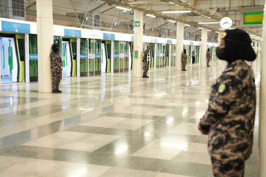 سيدات الأمن في المنشآت يساهمن في تنظيم الحشود