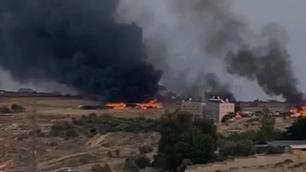 الضفة الغربية: مستوطنون يعتدون على بلدة دير دبوان ويشعلون النيران في المنازل الضفة الغربية: مستوطنون يعتدون على بلدة دير دبوان ويشعلون النيران في المنازل