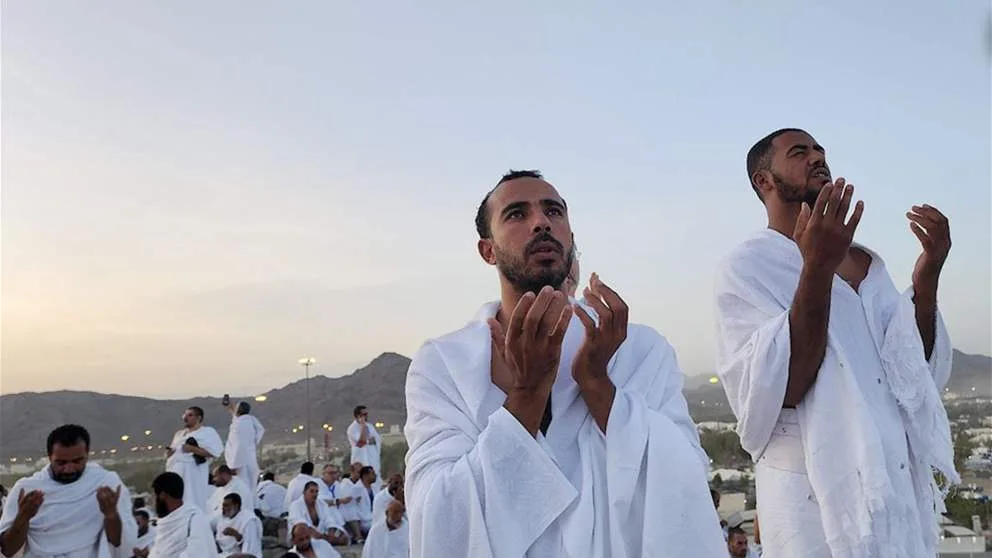 حجاج بيت الله يصلون إلى عرفة لأداء أهم مناسك الحج