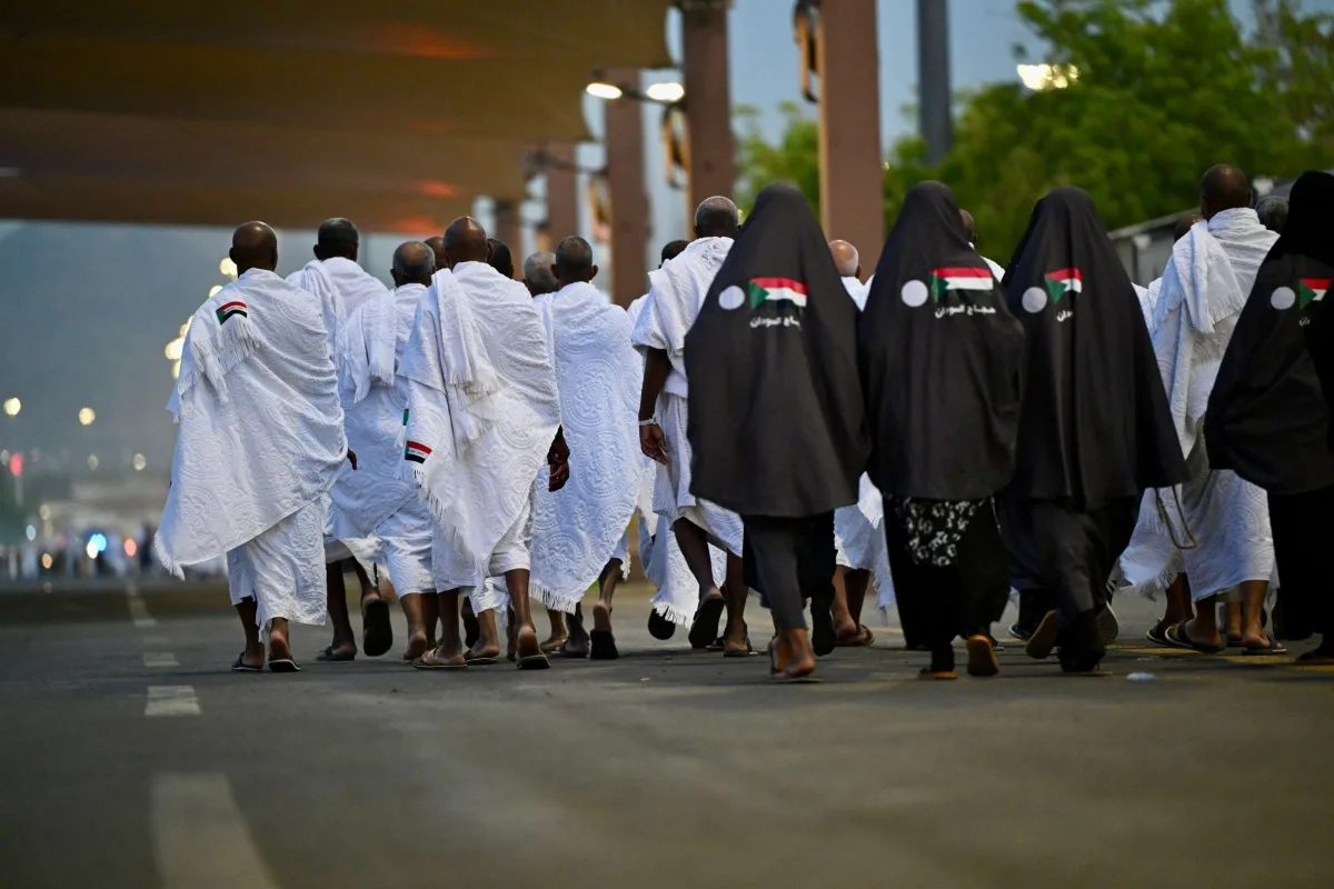 حجاج بيت الله الحرام يتجهون إلى صعيد عرفة لأداء الركن الأساسي من فريضة الحج حجاج بيت الله الحرام يتجهون إلى صعيد عرفة لأداء الركن الأساسي من فريضة الحج