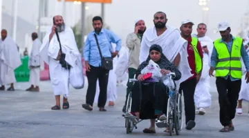 حجاج بيت الله الحرام يتجهون إلى صعيد عرفات المقدس لأداء الركن الأساسي في الحج.