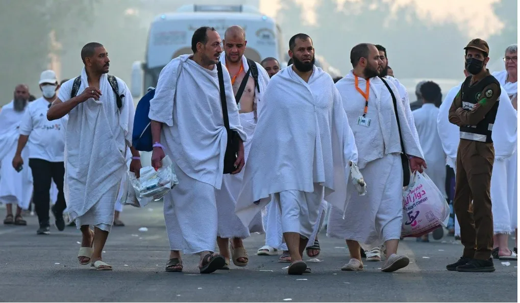 حجاج بيت الله الحرام يتجمعون في عرفات لأداء أهم شعائر الحج.