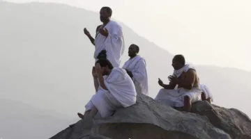 ما الذي يوجد على قمة جبل عرفات؟ موقع وقوف النبي ومسجدين وأسرار أخرى عشرة