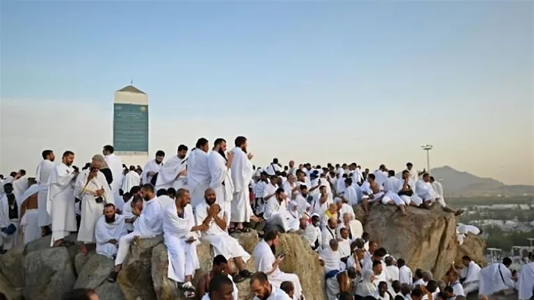 وصول حجاج بيت الله الحرام إلى ساحة عرفات تحت إشراف أمني وخدمي مميز وصول حجاج بيت الله الحرام إلى ساحة عرفات تحت إشراف أمني وخدمي مميز