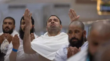 في عرفة.. حجاج بيت الله يؤدون العبادة الأساسية للحج