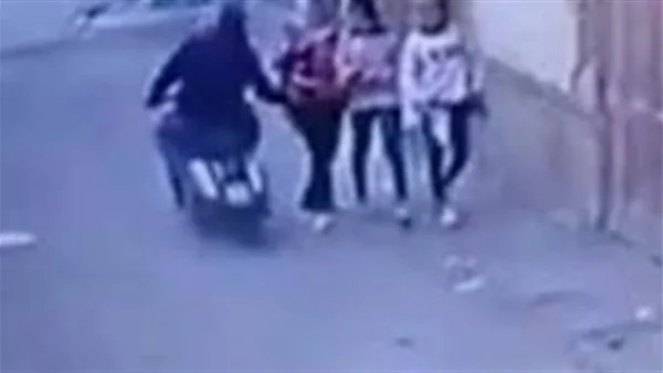 شاب يقود دراجة نارية بلا لوحات ويعتدي على فتاة في النزهة. شاب يقود دراجة نارية بلا لوحات ويعتدي على فتاة في النزهة.