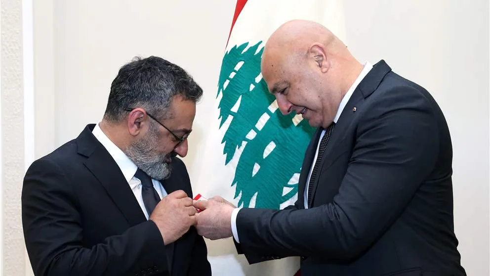 الرئيس عون يكرم الفنان جورج خباز بميدالية الاستحقاق اللبناني الفضية. الرئيس عون يكرم الفنان جورج خباز بميدالية الاستحقاق اللبناني الفضية.