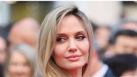 أنجلينا جولي تودع الخمسين عامًا في احتفال عيد ميلادها أنجلينا جولي تودع الخمسين عامًا في احتفال عيد ميلادها