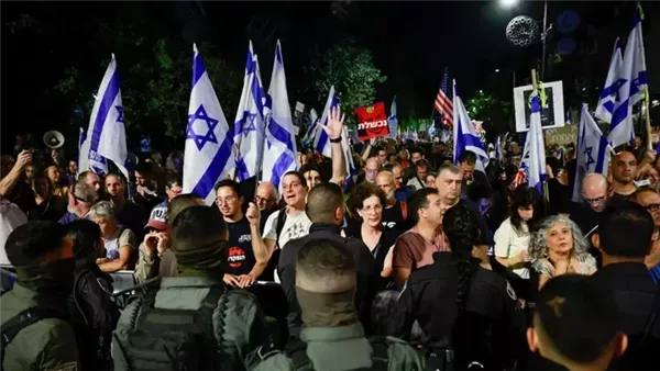 عائلات المحتجزين الإسرائيليين في غزة: نطالب صناع القرار بالتحرك لمساعدتنا عائلات المحتجزين الإسرائيليين في غزة: نطالب صناع القرار بالتحرك لمساعدتنا