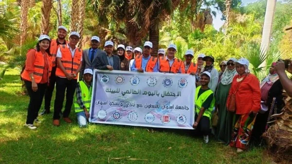 أسوان تحتفل بمناسبة يوم البيئة من خلال ندوات توعوية وحملات لتشجير وجمع المخلفات أسوان تحتفل بمناسبة يوم البيئة من خلال ندوات توعوية وحملات لتشجير وجمع المخلفات