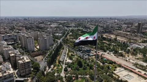 بعد انهيار الأسد.. رفع العلم السوري ‘الأخضر’ على أعلى سارية في العاصمة دمشق بعد انهيار الأسد.. رفع العلم السوري ‘الأخضر’ على أعلى سارية في العاصمة دمشق