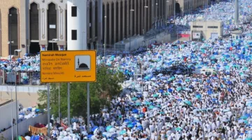 حجاج بيت الله يؤدون صلاتي الظهر والعصر في مسجد نمرة