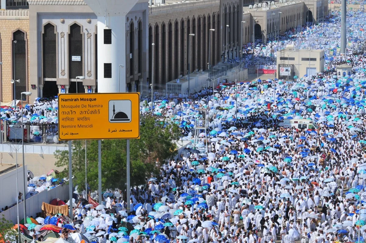 حجاج بيت الله يؤدون صلاتي الظهر والعصر في مسجد نمرة حجاج بيت الله يؤدون صلاتي الظهر والعصر في مسجد نمرة