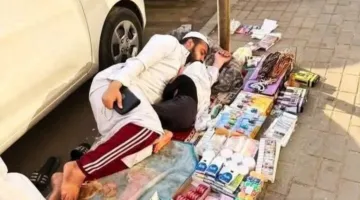 لقطة مؤثرة: بائع متجول ينام على الرصيف وهو يحتضن طفلته في القاهرة | شاهد