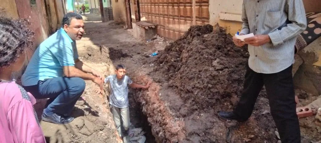 في قرية بلقطر.. صيانة أنبوب لمنع تسرب مياه الشرب في قرية بلقطر.. صيانة أنبوب لمنع تسرب مياه الشرب