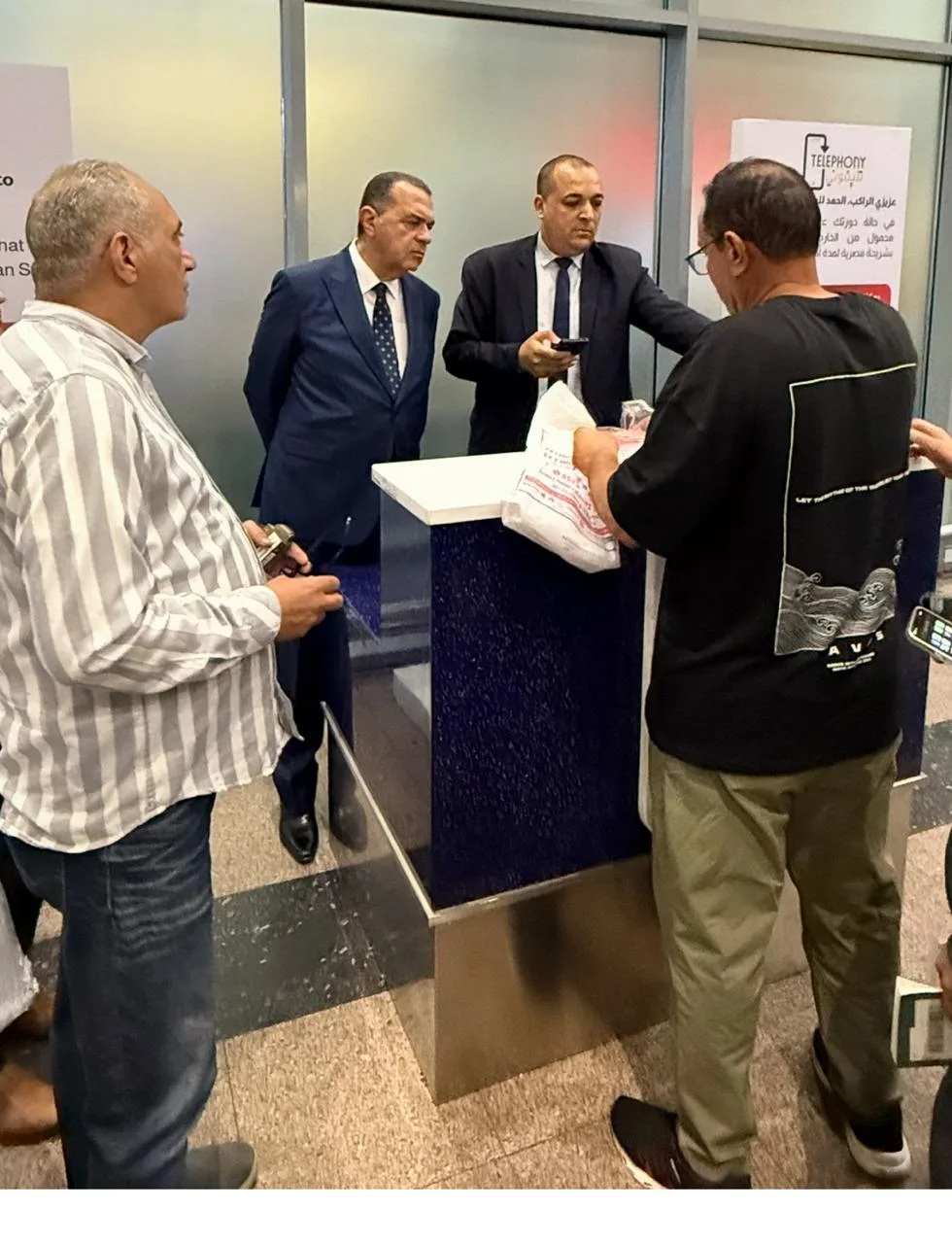 تسجيل هواتف الركاب: الجمارك تعزز عدد الموظفين في مطار القاهرة تسجيل هواتف الركاب: الجمارك تعزز عدد الموظفين في مطار القاهرة