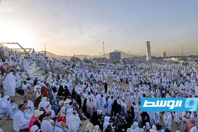 أيدي مرفوعة للدعاء ودموع تتساقط وقلوب خاشعة.. الحجاج يقومون بأداء الركن الأساسي للحج في جبل عرفات تحت أشعة الشمس الحارقة. أيدي مرفوعة للدعاء ودموع تتساقط وقلوب خاشعة.. الحجاج يقومون بأداء الركن الأساسي للحج في جبل عرفات تحت أشعة الشمس الحارقة.