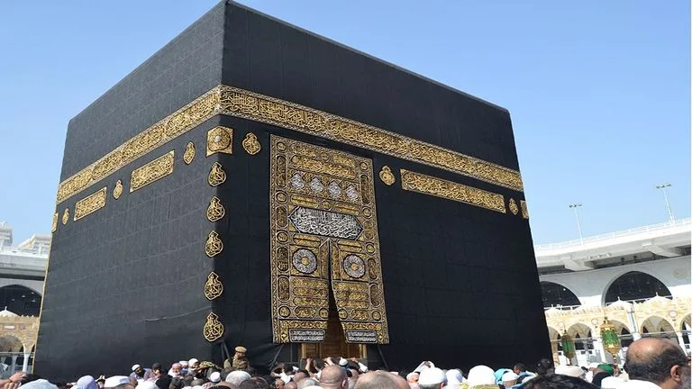 9 ألوان زينت غلاف الكعبة.. ولماذا اختار النبي الأحمر والأبيض لتزيينها؟ 9 ألوان زينت غلاف الكعبة.. ولماذا اختار النبي الأحمر والأبيض لتزيينها؟