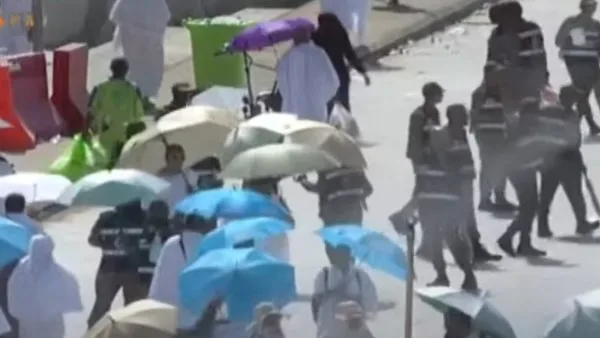 حجاج بيت الله يحيون الركن الرئيسي من الحج على جبل عرفات حجاج بيت الله يحيون الركن الرئيسي من الحج على جبل عرفات