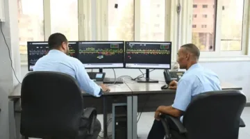 عمال السكك الحديدية يراقبون تشغيل القطارات خلال عطلة عيد الأضحى