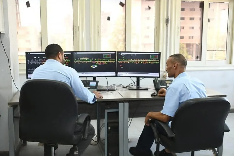عمال السكك الحديدية يراقبون تشغيل القطارات خلال عطلة عيد الأضحى عمال السكك الحديدية يراقبون تشغيل القطارات خلال عطلة عيد الأضحى