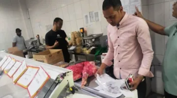 في أسوان.. مصادرة مواد غذائية وإغلاق متاجر مخالفة في شوارع إدفو