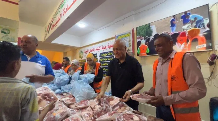 عيد الأضحى في قنا: مصطفى بكري يدخل السعادة على قلوب الأيتام بتوزيع 2.5 طن من اللحوم وآلاف القطع من الملابس عيد الأضحى في قنا: مصطفى بكري يدخل السعادة على قلوب الأيتام بتوزيع 2.5 طن من اللحوم وآلاف القطع من الملابس