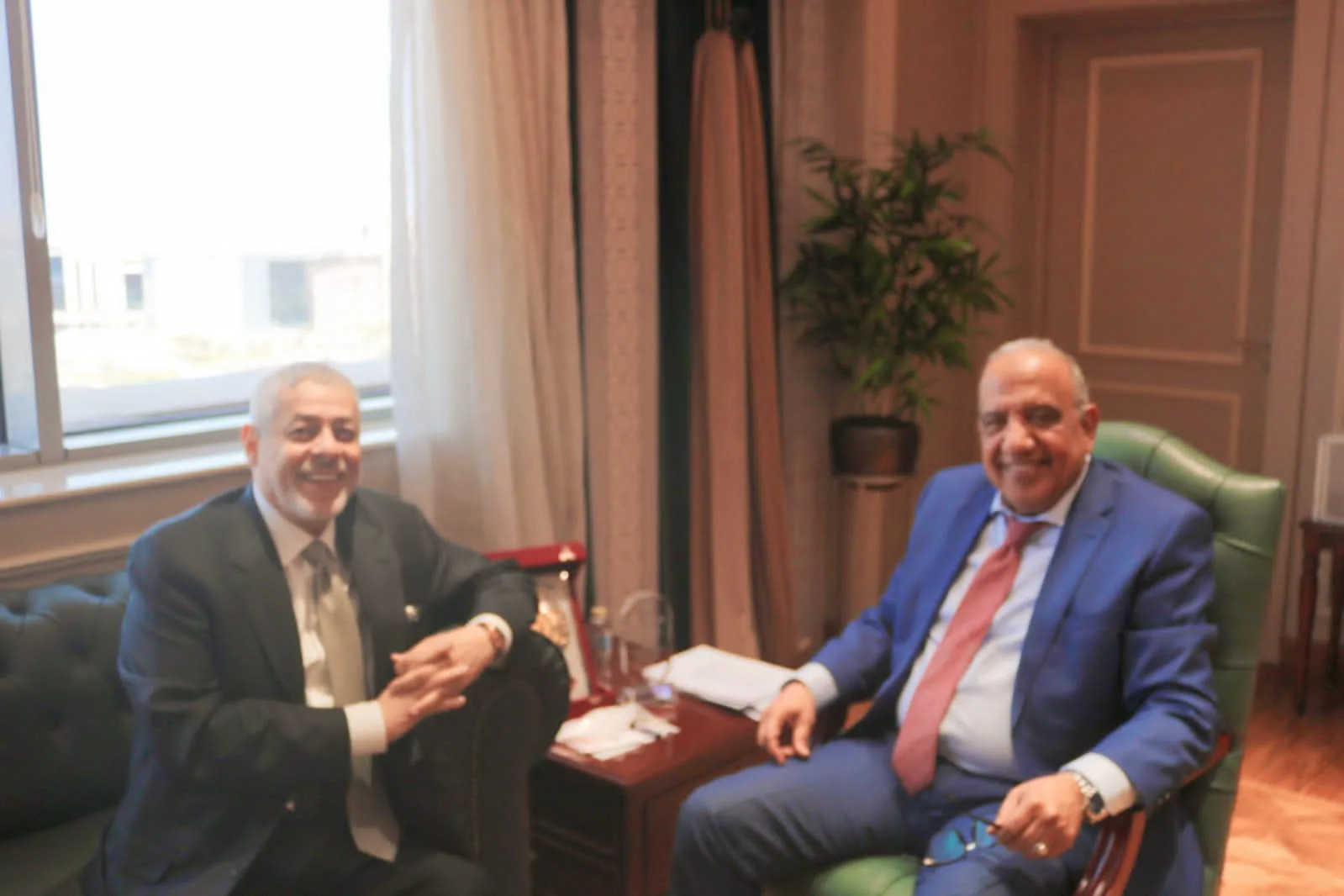 وزير الكهرباء يتباحث مع شركة “AMEA POWER” الإماراتية لتعزيز التعاون في مجال الطاقة المتجددة