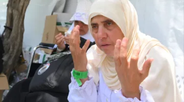 في معسكرات حجاج الجمعيات الأهلية.. تهيمن التلبية والدعاء على الأصوات الأخرى
