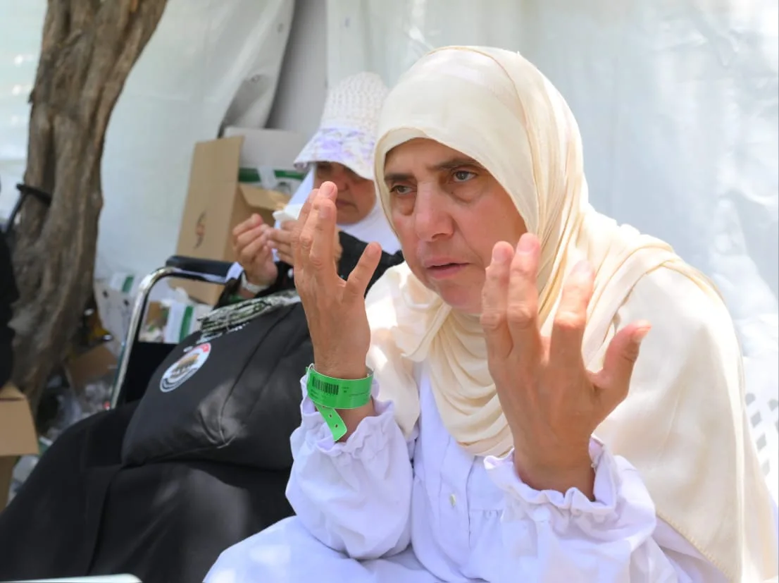 في معسكرات حجاج الجمعيات الأهلية.. تهيمن التلبية والدعاء على الأصوات الأخرى في معسكرات حجاج الجمعيات الأهلية.. تهيمن التلبية والدعاء على الأصوات الأخرى