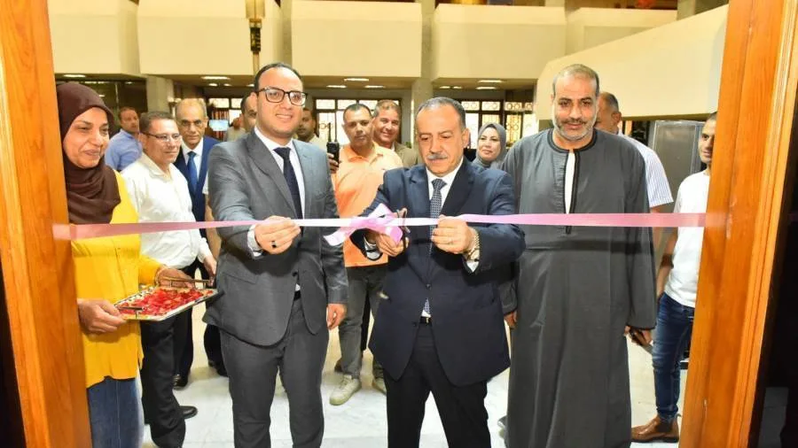 محافظ أسيوط يدشن قاعة كبار الزوار بعد تحديثها محافظ أسيوط يدشن قاعة كبار الزوار بعد تحديثها