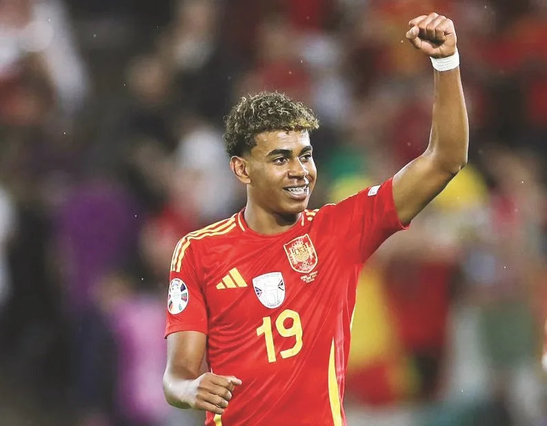 لامين جمال يتوج بلقب أفضل لاعب شاب في الدوري الإسباني للموسم الماضي لامين جمال يتوج بلقب أفضل لاعب شاب في الدوري الإسباني للموسم الماضي