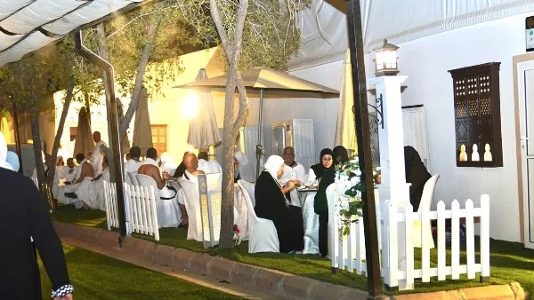ندوات دينية وجلسات دعاء في مخيمات الخمس نجوم بعرفات