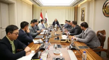 وزير قطاع الأعمال يستكشف إمكانيات التعاون في صناعة الغزل والنسيج