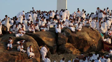 بث مباشر: الحجاج يغادرون عرفات متجهين إلى مزدلفة بعد إتمام الركن الأساسي