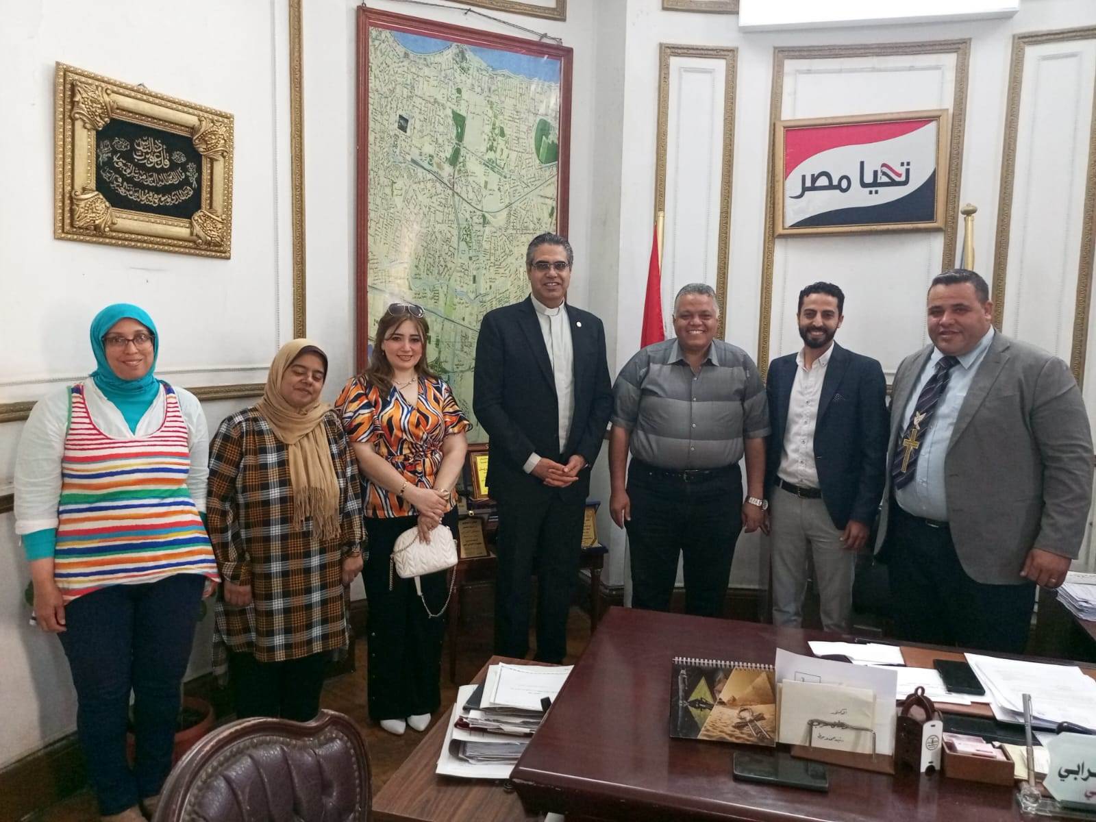 راعيا الكنيسة الإنجيلية بمحرم بك ،وكنيسة الخمسينية براغب يكرمان السيد رئيس حي وسط ويقدمان التهنئة بعيد الاضحى المبارك