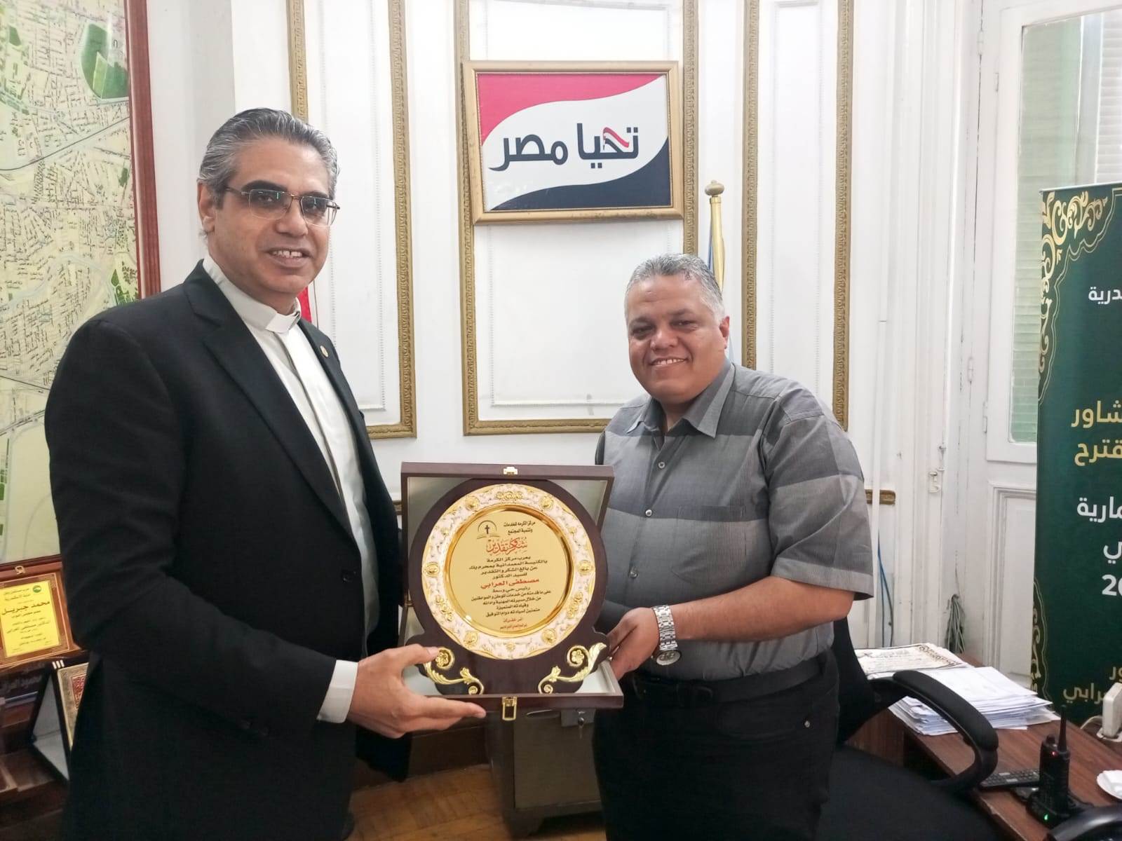 راعيا الكنيسة الإنجيلية بمحرم بك ،وكنيسة الخمسينية براغب يكرمان السيد رئيس حي وسط ويقدمان التهنئة بعيد الاضحى المبارك