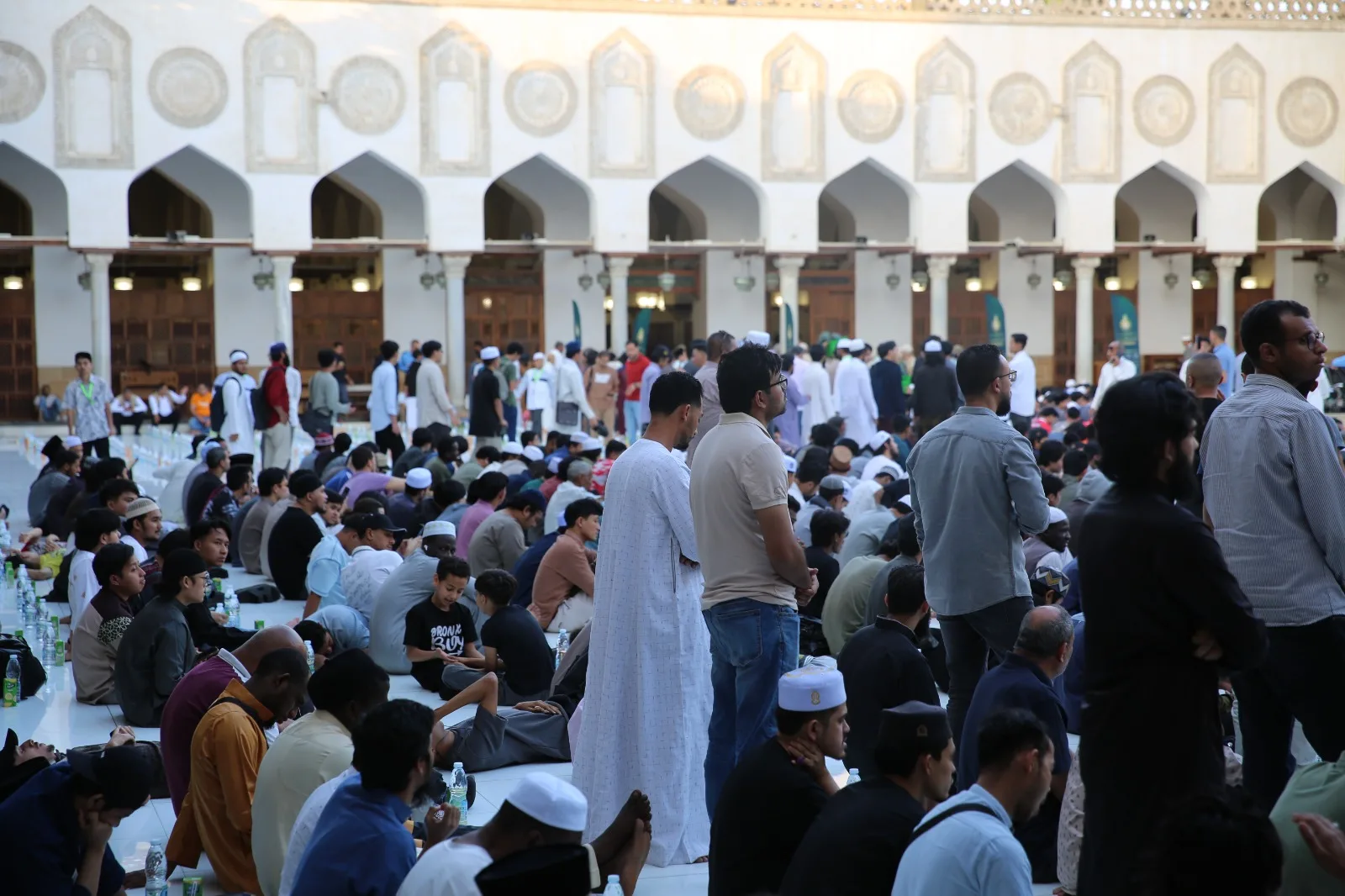 الجامع الأزهر يقيم إفطاراً للطلاب الدوليين في يوم عرفة.. صور