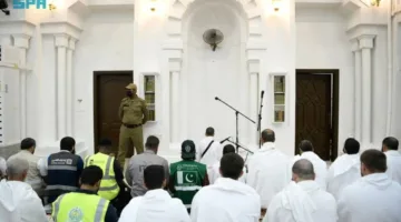 المشعر الحرام في مزدلفة يشهد حجاج بيت الله يؤدون صلاتي المغرب والعشاء