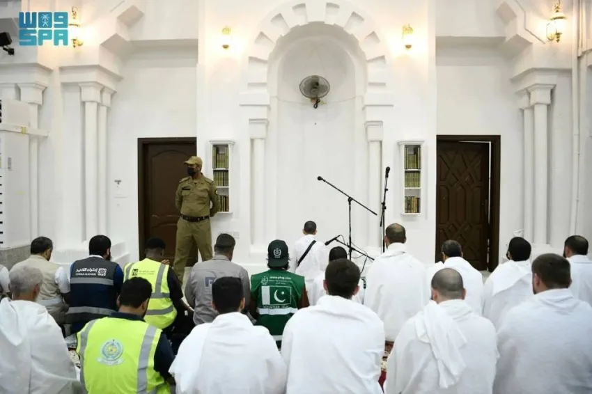 المشعر الحرام في مزدلفة يشهد حجاج بيت الله يؤدون صلاتي المغرب والعشاء المشعر الحرام في مزدلفة يشهد حجاج بيت الله يؤدون صلاتي المغرب والعشاء