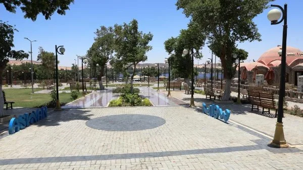 أسوان في يوم واحد: الاحتفال بيوم البيئة العالمي وزيينة الحدائق لاستقبال المواطنين بمناسبة عيد الأضحى