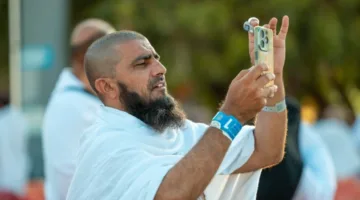 هواتف الحجاج تروج لتجربة العمر للعالم