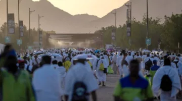 حجاج بيت الله يؤدون صلاة المغرب والعشاء في مزدلفة