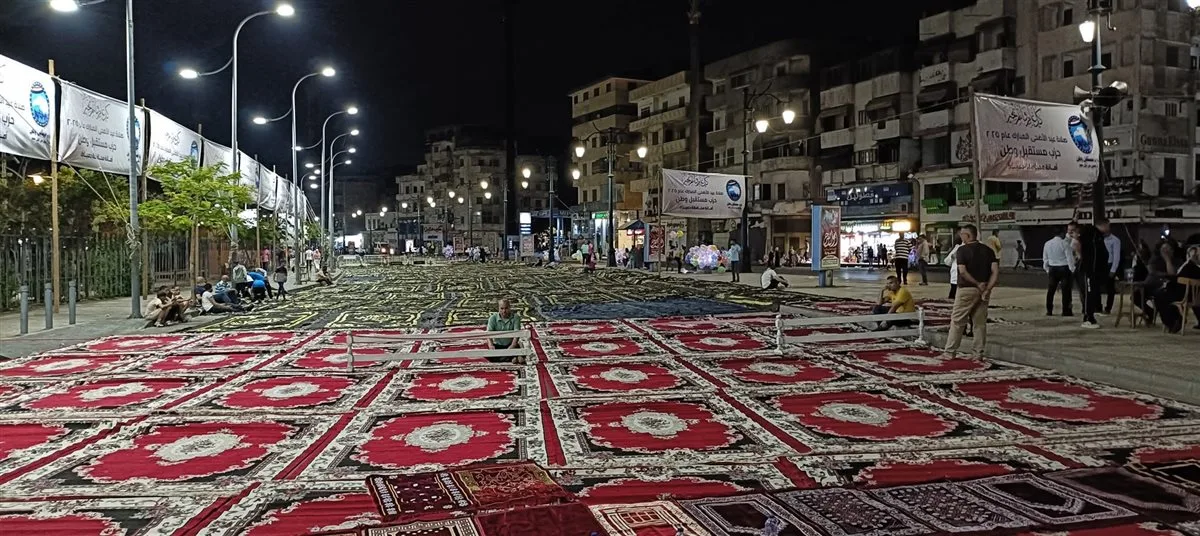 بسجاد جديد، ساحة دمياط تُهيئ نفسها لاستقبال المصلين في عيد الأضحى. بسجاد جديد، ساحة دمياط تُهيئ نفسها لاستقبال المصلين في عيد الأضحى.