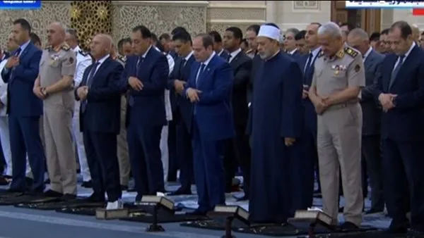 الرئيس السيسي يشارك في صلاة عيد الأضحى بمسجد مصر بالعاصمة الإدارية (بث مباشر) الرئيس السيسي يشارك في صلاة عيد الأضحى بمسجد مصر بالعاصمة الإدارية (بث مباشر)