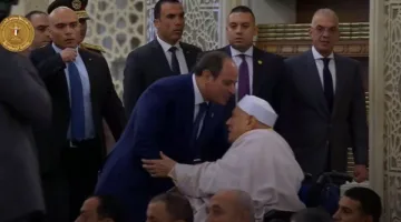 الرئيس السيسي يقبل رأس الدكتور أحمد عمر هاشم أثناء صلاة عيد الأضحى.