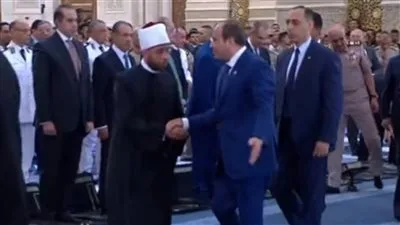 الرئيس السيسي يغادر المسجد الكبير في مصر بعد صلاة عيد الأضحى 2025 الرئيس السيسي يغادر المسجد الكبير في مصر بعد صلاة عيد الأضحى 2025